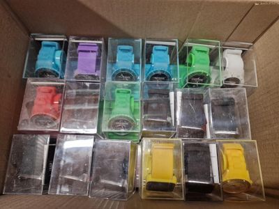 une boîte contenant de nombreuses montres de différentes couleurs