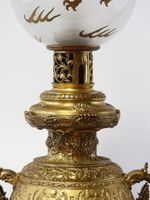 Importante lampe à pétrole de forme balustre en bronze cisel… (photo 3)