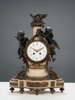 une horloge posée sur une table