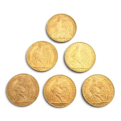 six souverains d'or sont disposés en pyramide sur une surface blanche