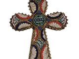 un gros plan d'une croix sur fond blanc, avec un fond blanc