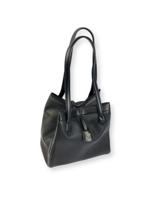 un sac à main en cuir noir sur fond blanc
