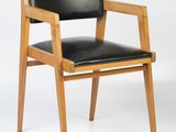 une chaise en bois avec une assise en cuir noir sur fond blanc