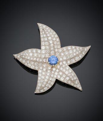 une broche en forme de fleur, sertie de saphirs et de diamants