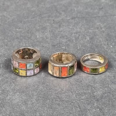 3 bagues en argent ornées de pierres de couleurs TDD