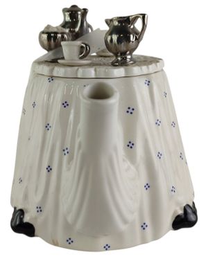un vase blanc et bleu surmonté de deux oiseaux