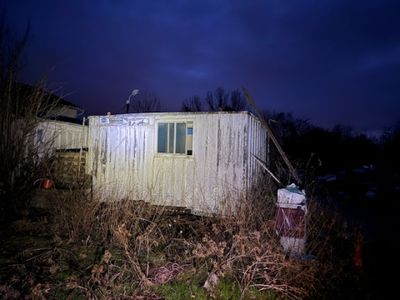 1 algéco en aluminium 4 x 2m - 1 porte et 2 fenêtres