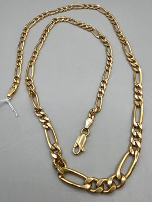 un collier à chaîne en or avec un fermoir et un fermoir
