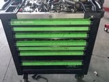 une photo d'un chariot à outils vert dans un garage