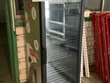 une photo d'un réfrigérateur dans un magasin, avec une étiquette de prix dessus