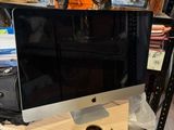 un écran d'ordinateur posé sur une table en bois