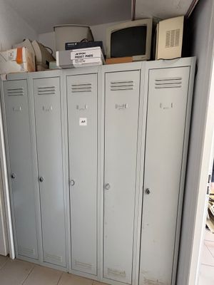 de nombreux casiers dans une pièce, avec une télévision posée dessus