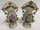 paire de vases anciens en porcelaine, décorés de fleurs et de feuilles