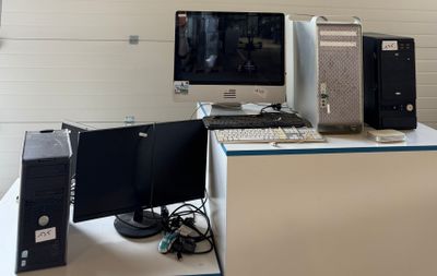 un bureau sur lequel se trouvent deux ordinateurs et un écran