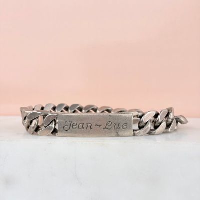 un bracelet en argent sur lequel est gravé un message