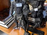 une horloge posée sur une table dans une pièce