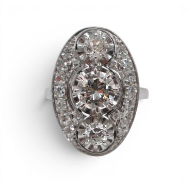 une bague en diamant dont la pierre centrale est entourée de diamants plus petits