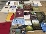 de nombreux livres qui se trouvent tous ensemble sur la table