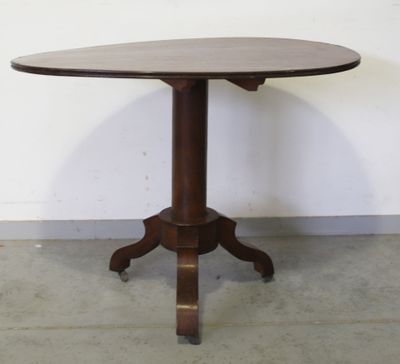 une petite table avec un plateau en bois sur un sol en béton