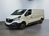 La camionnette blanche est garée dans une grande pièce équipée d'un ventilateur de plafond.