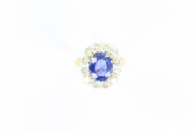 une bague à grappes de saphirs et de diamants