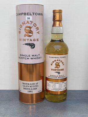 La bouteille de whisky single malt se trouve à côté de la boîte