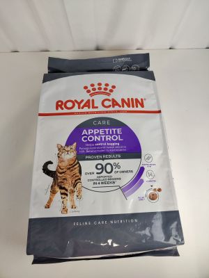 un gros plan sur un sac de croquettes Royal Canin pour chat posé sur une table