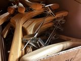 une boîte en carton remplie d'ustensiles et de cuillères en bois