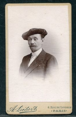 une photo en noir et blanc d'un homme en costume et chapeau