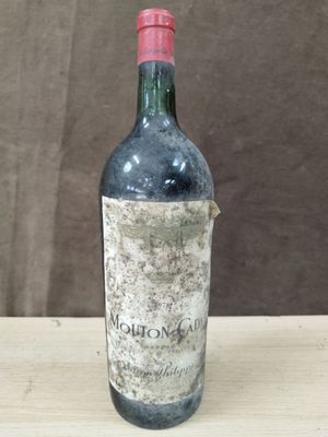 une vieille bouteille de vin posée sur une table en bois