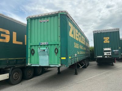 deux semi-remorques garées l'une à côté de l'autre sur un parking
