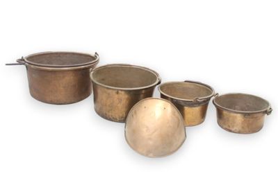 4 chaudrons en cuivre et fer forgé, on y joint une applique …