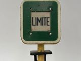 a sign that says limit on the pole