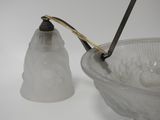 un bol en verre contenant une cuillère, posé à côté d'une lampe en verre
