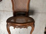 une chaise en bois avec un dossier et une assise en osier