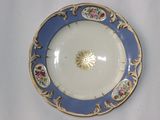 une assiette bleue et blanche avec des fleurs