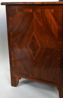 Commode rectangulaire en bois de placage à décor marqueté (photo 4)