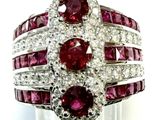 une image montrant un gros plan d'une bague ornée de pierres rouges et blanches