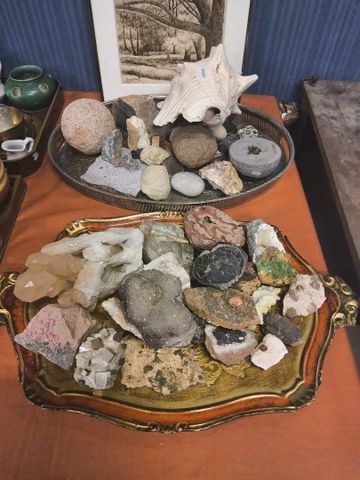 Lot de deux plateaux de minéraux