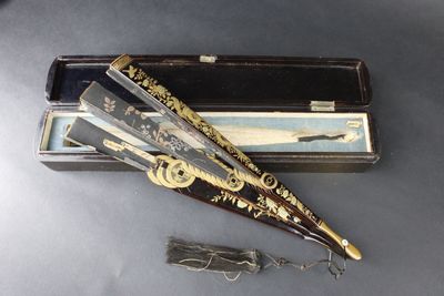 JAPON: Important éventail dans son coffret.