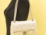 Sac à bandoulière Chanel en cuir d'agneau matelassé blanc