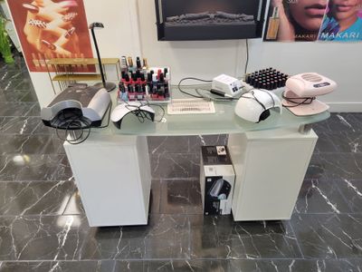 Table de manucure à plateau verre avec aspiration centrale - Photo 1