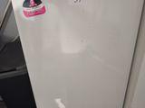 un réfrigérateur blanc sur lequel est collé un autocollant rose