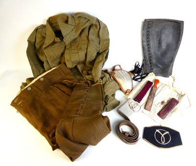 Lot de vêtements, objets personnels et brassard brodé d'un m…
