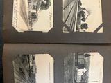 deux vieilles photos en noir et blanc représentant un train sur une voie ferrée