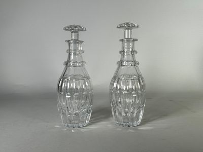 deux vases en verre transparent posés sur une surface blanche