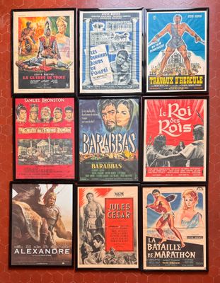 de nombreuses affiches de cinéma accrochées au mur d'une pièce