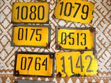 six plaques d'immatriculation jaunes et noires portant des numéros