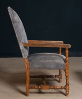 Fauteuil et repose pied en noyer mouluré, (photo 6)