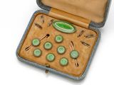 une boîte contenant tout un tas de boutons verts
